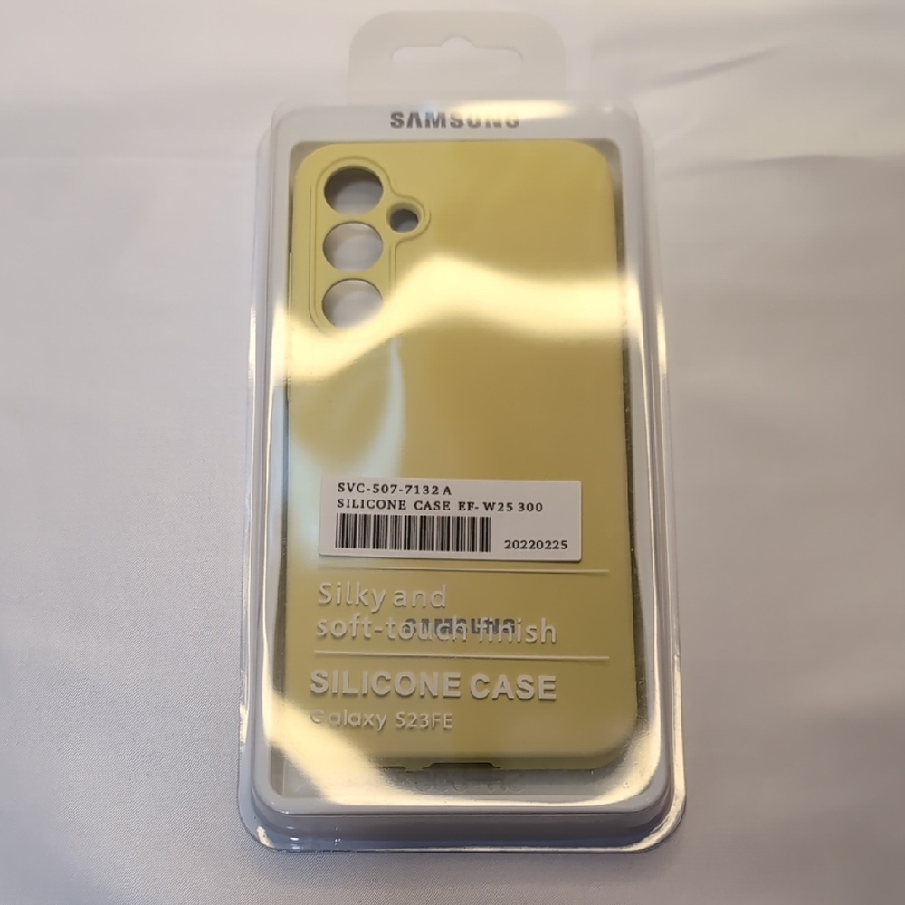 Samsung Galaxy S23FE Silicone Case - Soft Yellow